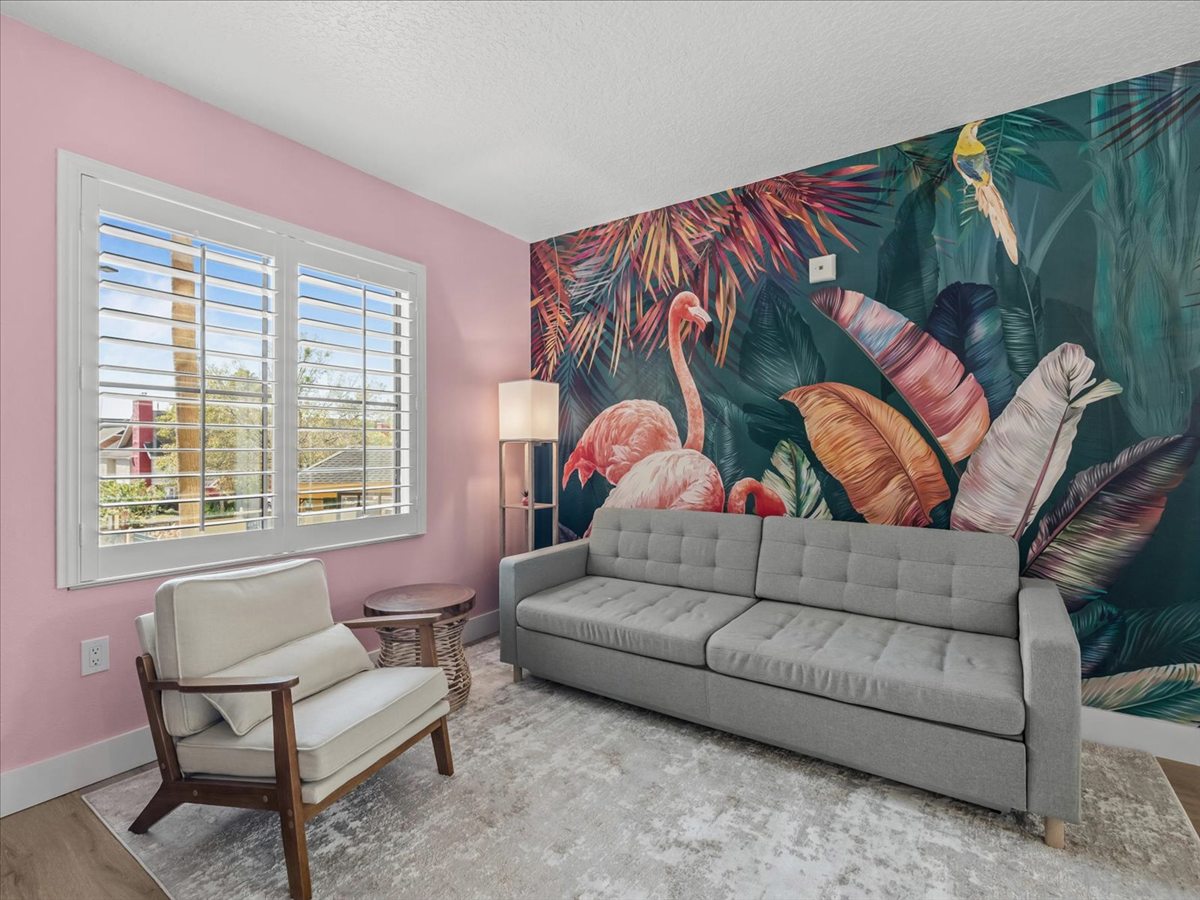 Wohnzimmer mit Flamingo-Wandbild